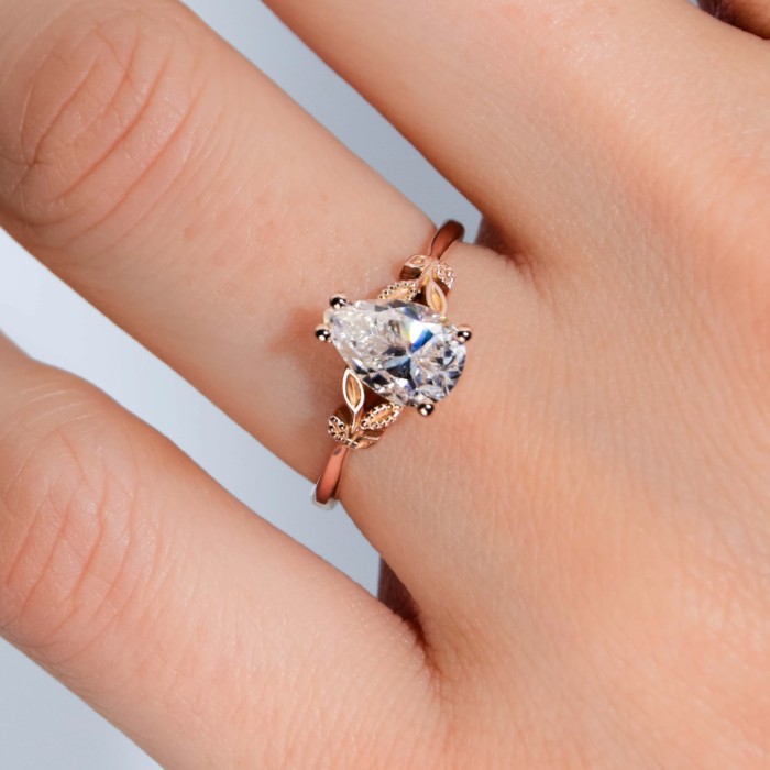 anillo de compromiso de oro modelo Taylor con gema pear cut en la mano de la modelo
