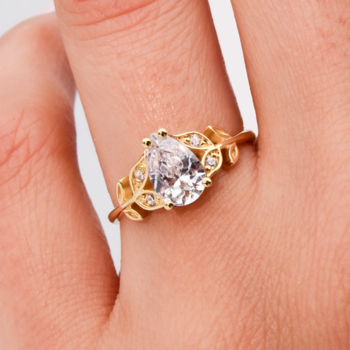 anillo de compromiso de oro modelo Olivia N2con gema pear cut